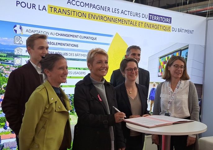Signature du partenariat AFPAPH-CEREMA le 06/10/22 à Batimat Paris